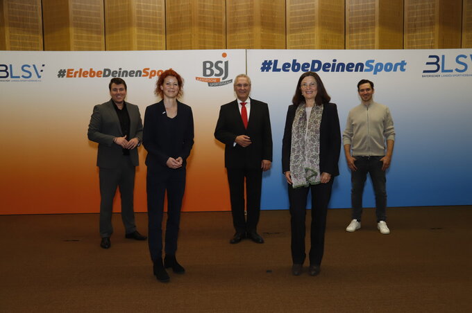 © von links nach rechts: Michael Weiß (BSJ-Vorsitzender), Prof. Dr. Susanne Burger (BLSV-Geschäftsführerin), Joachim Herrmann (Bayerischer Sportminister), Marion Schöne (Olympiapark München-Geschäftsführerin), Felix Neureuther (Initiator BDSC)